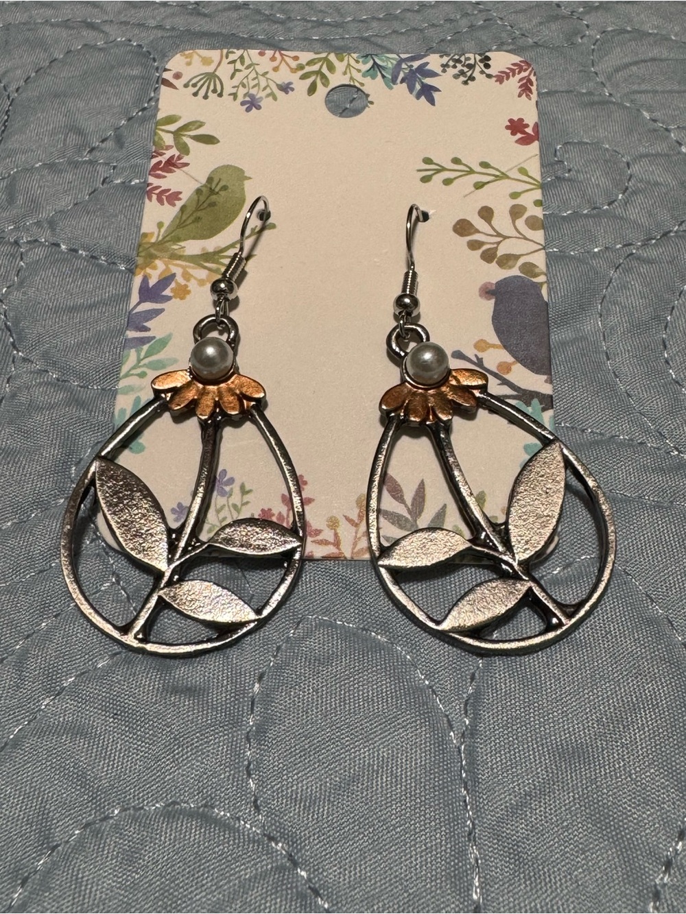 NWOT Daisy Flower Leaf Tear Drop Faux Pearl Earrings Two-Tone Silver & Gold